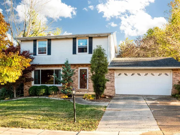 1318 W Queens Court Rd, Peoria, IL 61614