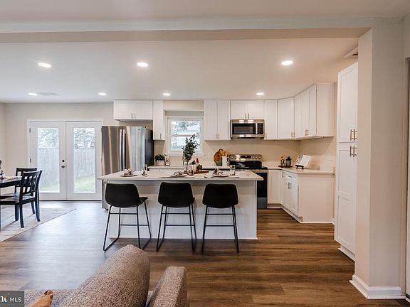 3rd image of 525 Old Mill Rd