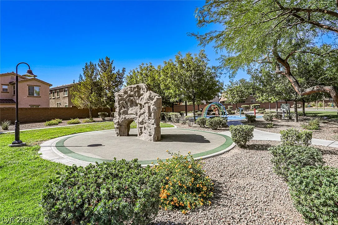 3 bed, 2.5 bath, 1690 sqft, $1,895 — Photo 3