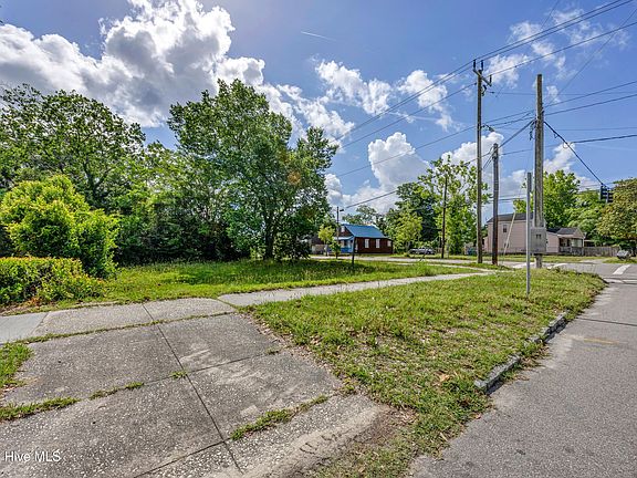 4th image of 805 Castle Street
