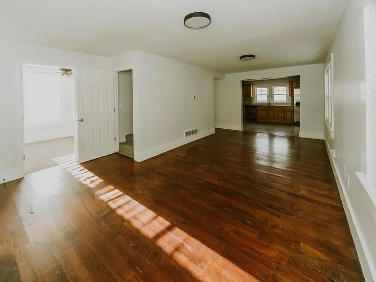 800 W Spruce St — Photo 5
