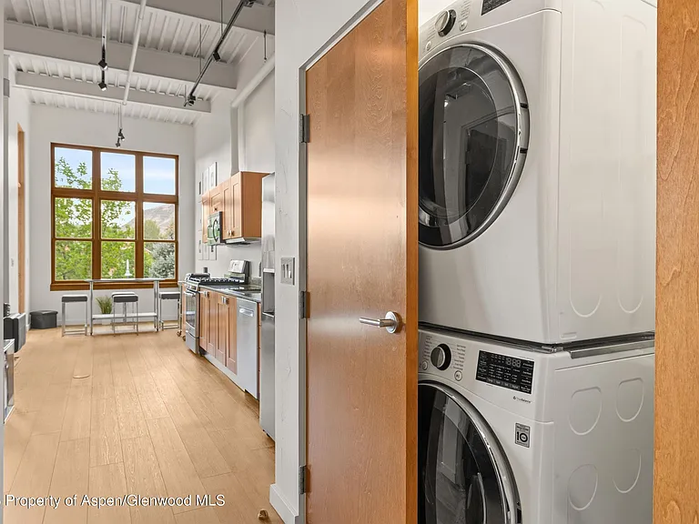 231 Robinson St #218 — Photo 14