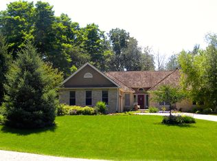 102 Montaque Ln, Fontana, WI 53125