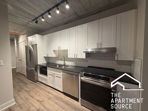 3rd image of 938 W Carmen Ave #401