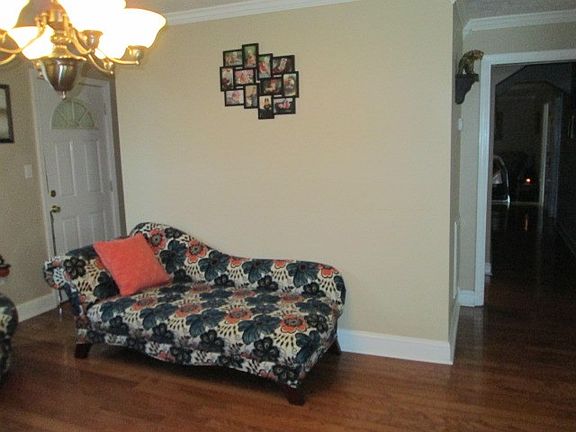 4th image of 744 W Noel Ave