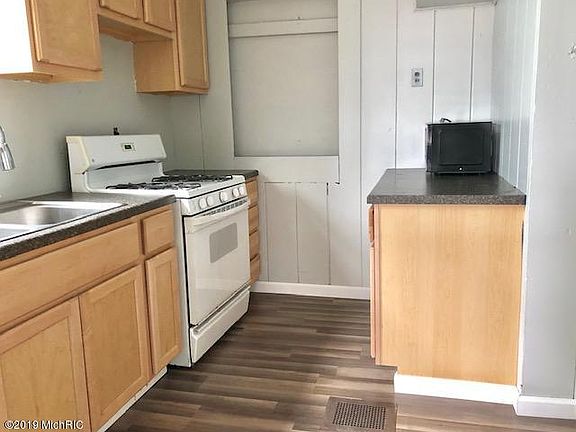 2nd image of 1005 Dorroll St NE