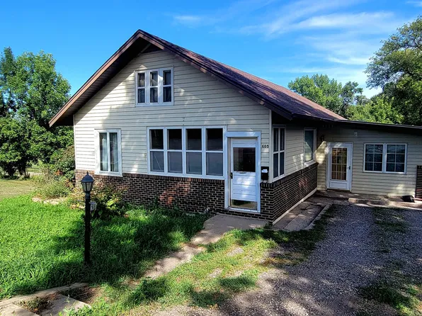 405 E 3rd St, Redfield, SD 57469