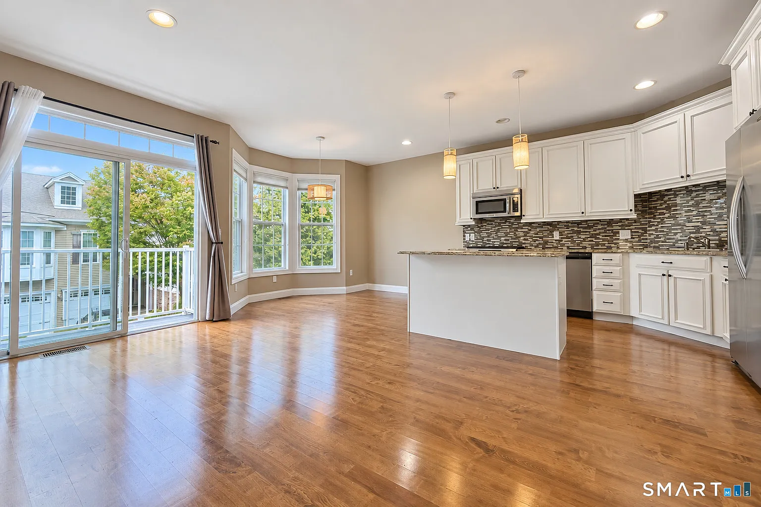 3 bed, 3.5 bath, 1572 sqft, $4,300 — Photo 3