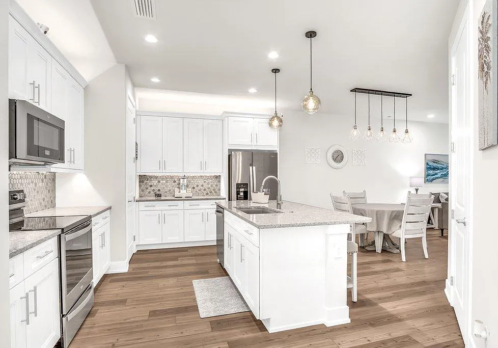 12976 Pembroke Dr — Photo 2