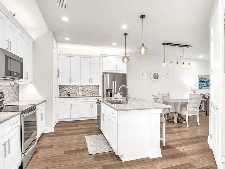 12976 Pembroke Dr — Photo 2