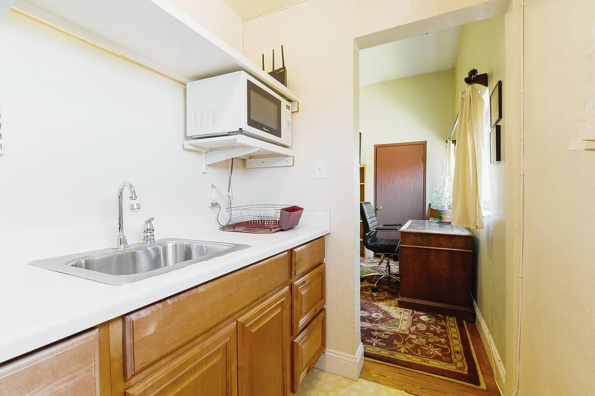 Studio, 240 sqft, $1,650 — Photo 3