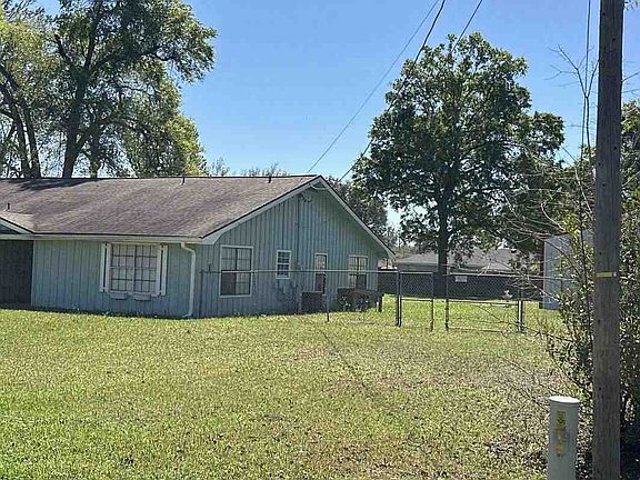 3rd image of 449 Hardwood Dr