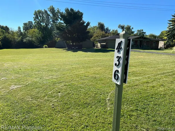 436 E Shore Dr, Whitmore Lake, MI 48189