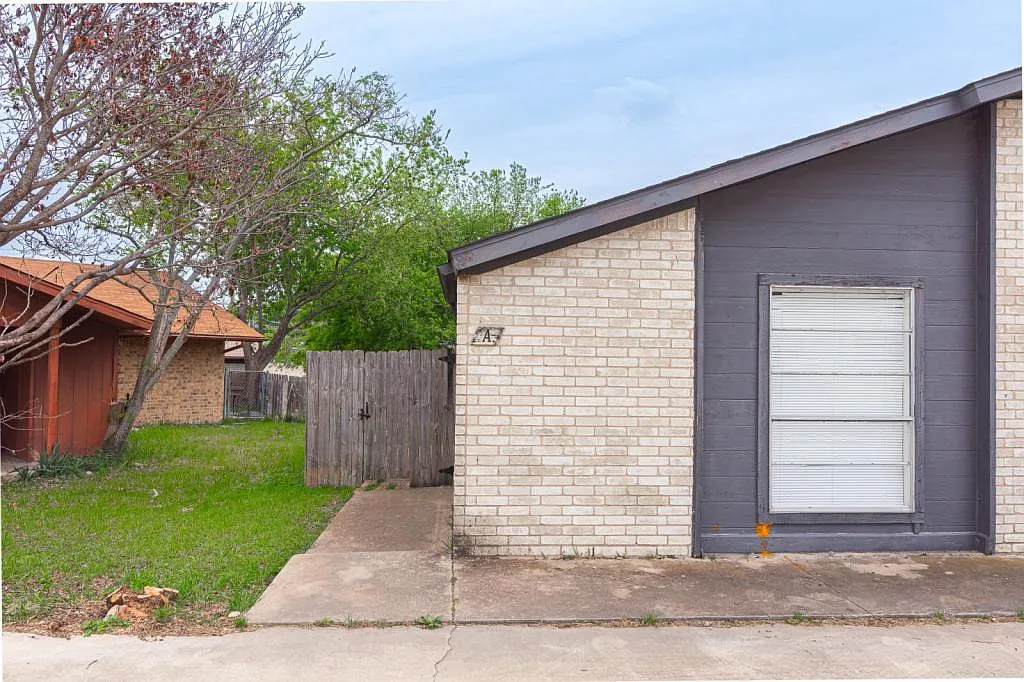 Building Photo - 2204 Wheeler Ave
