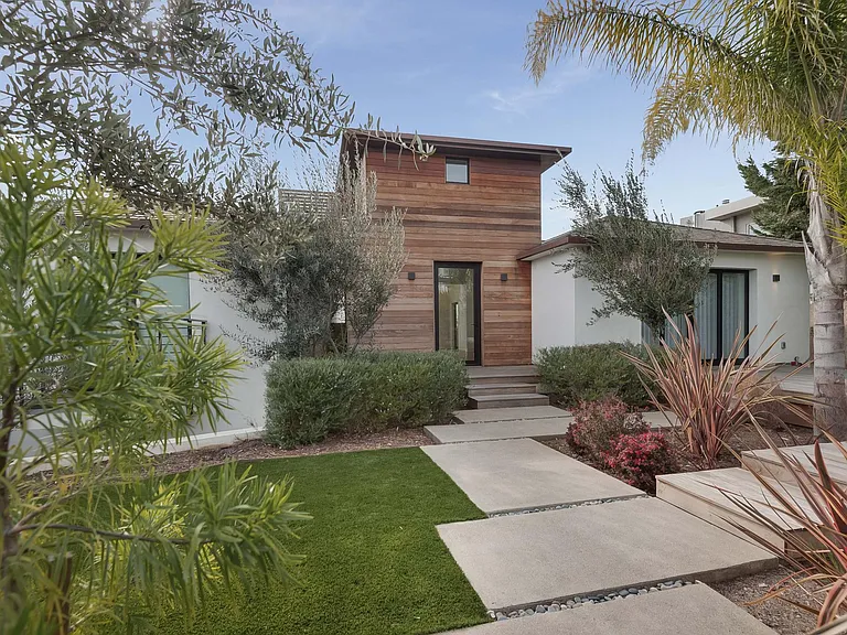 902 Berkeley St — Photo 3
