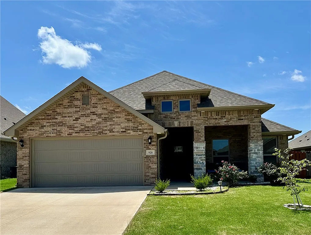3 bed, 2.0 bath, 1950 sqft, $2,000 — Photo 2