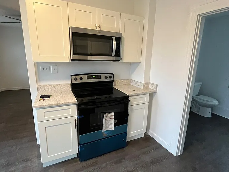 2100 Halstead Ave #4 — Photo 1