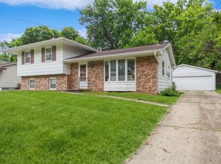 8416 Airline Ave, Urbandale, IA 50322