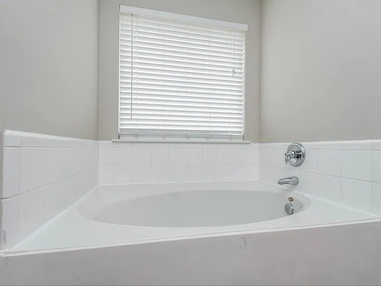 2519 Fox River Ln — Photo 24