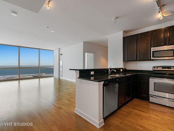3rd image of 1901 S Calumet Ave Unit 2902