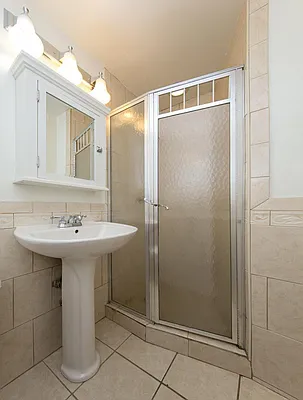 Rented by Icon Realty Management | media 36