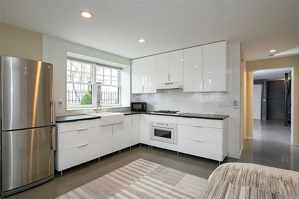 Sold by Daniel Gale Sotheby's International Realty | media 50