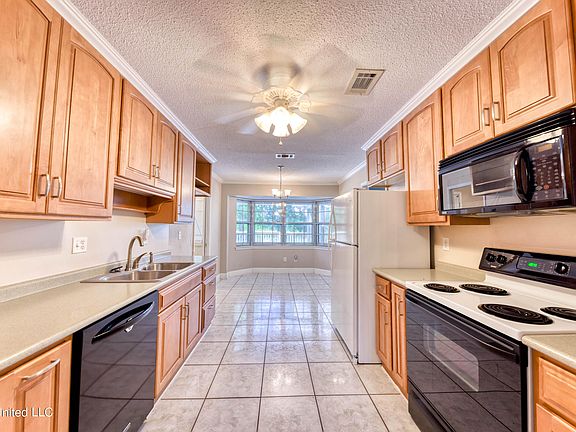 4th image of 109 Saint Andrews Dr