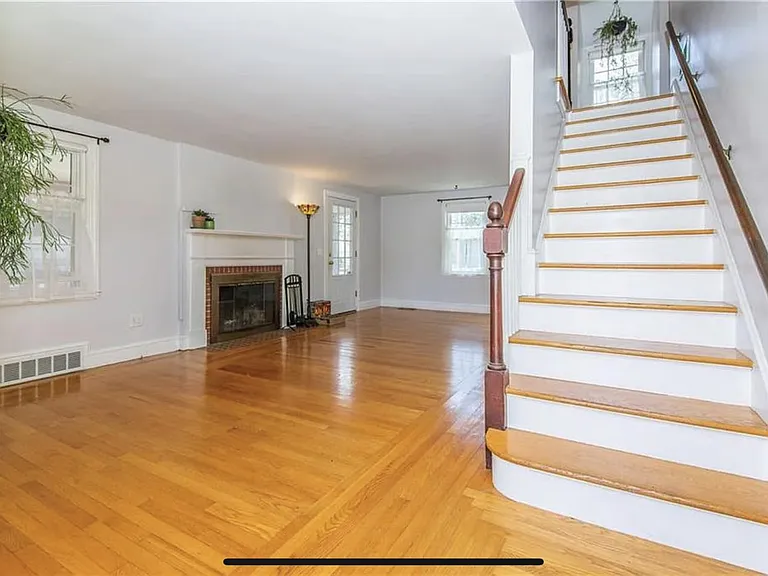 81 Mayflower Dr — Photo 6