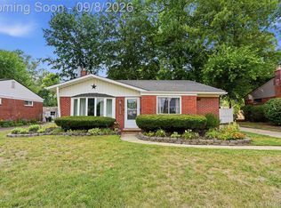 19825 Maplewood St, Livonia, MI 48152