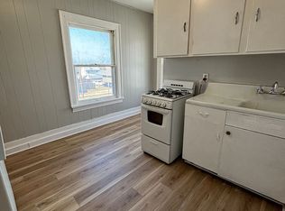 621 1/2 W 9th St, Waterloo, IA 50702