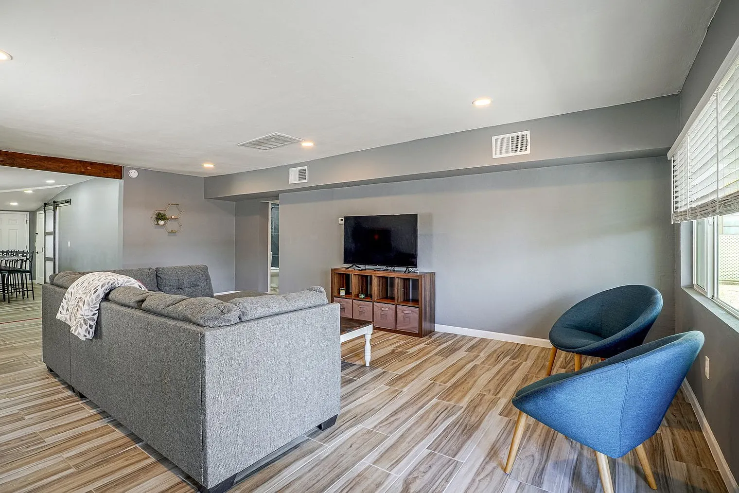 3 bed, 2.0 bath, 2002 sqft, $2,559 — Photo 3
