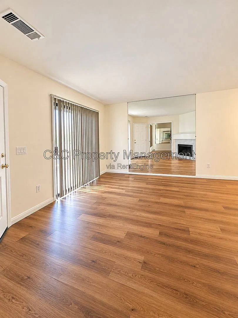 2 bed, 2.0 bath, 915 sqft, $3,200 — Photo 2