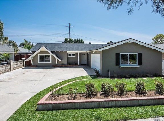 WELCOME TO 1526 W FLORA ST, LOCATED IN THE HEART OF SANTA ANA! EXCELLENT EXTERIOR CURB APPEAL! FRESH