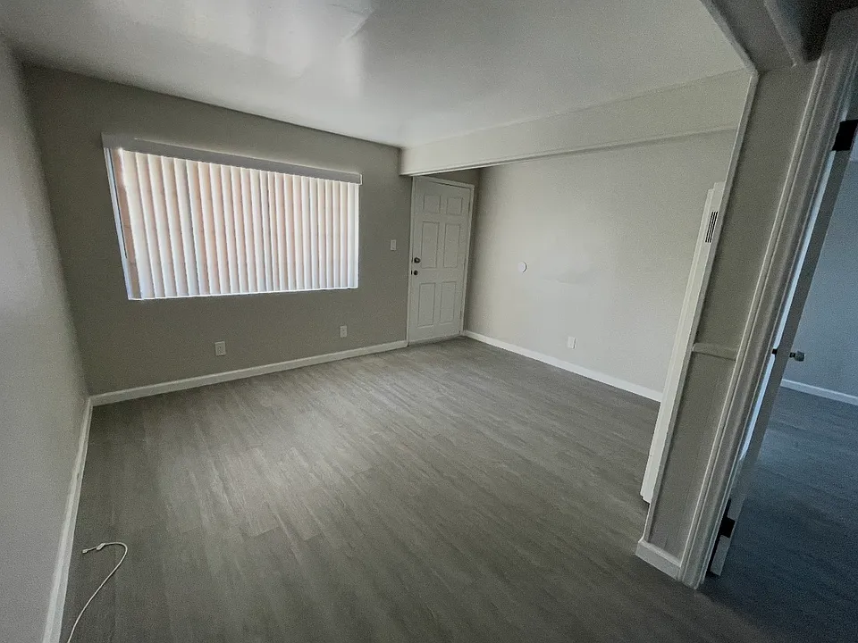 3817 Clairemont Dr