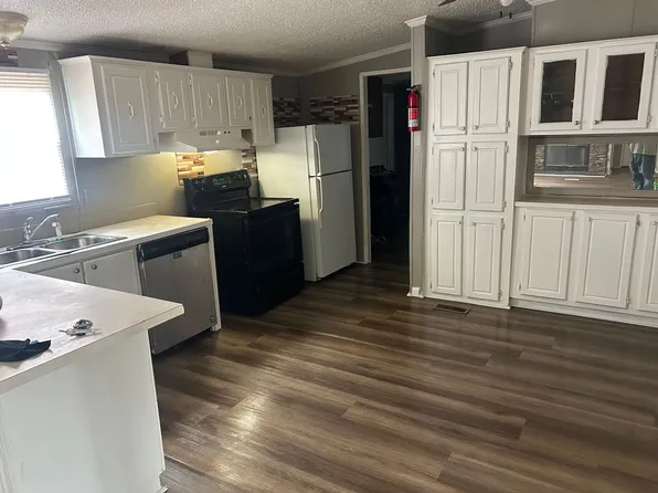 5498 Parkton Rd, Hope Mills, NC 28348