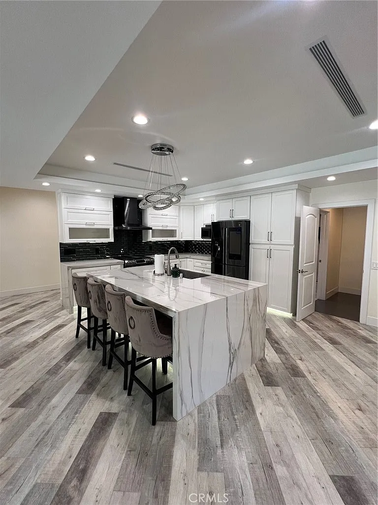 5 bed, 2490 sqft, $8,000 — Photo 1