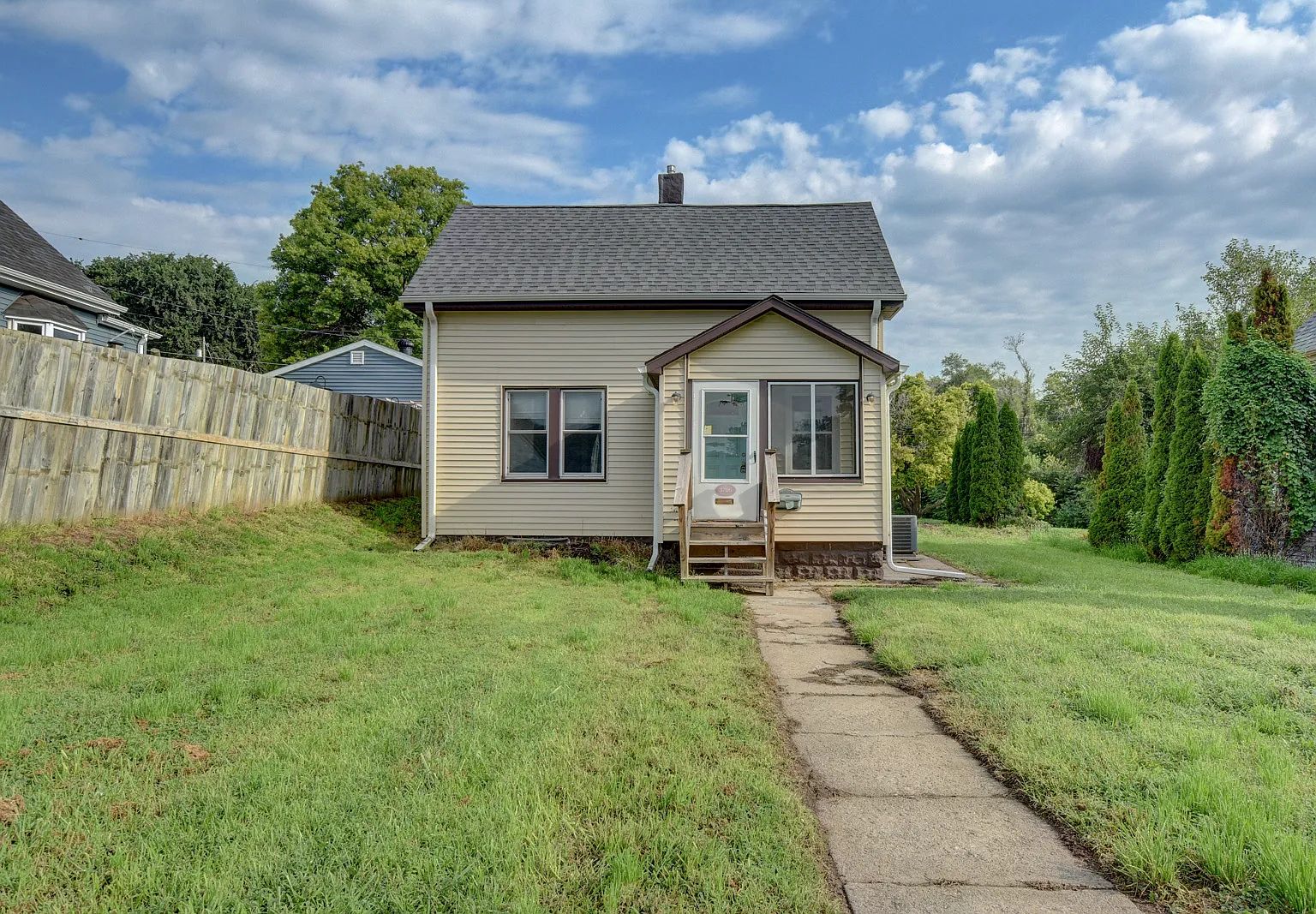 3 bed, 962 sqft, $1,595 — Photo 1
