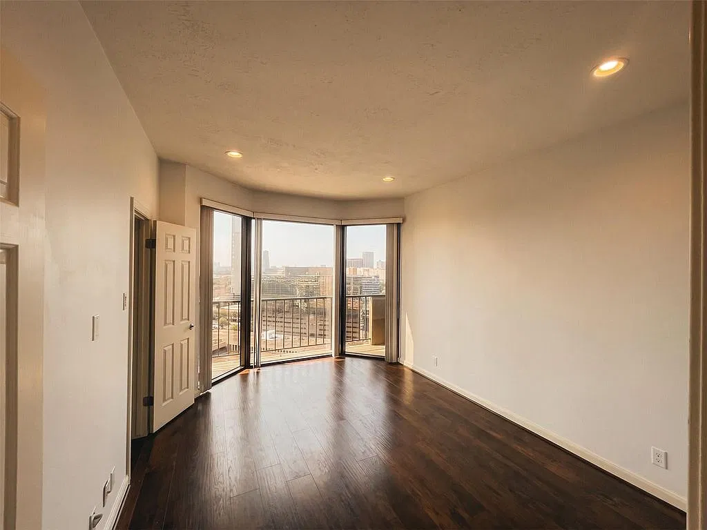 2 bed, 1955 sqft, $3,950 — Photo 2