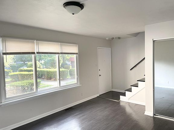 3rd image of 105 Williamsburg Ln