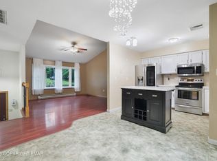 2210 S Rocky Mountain Dr, Effort, PA 18330
