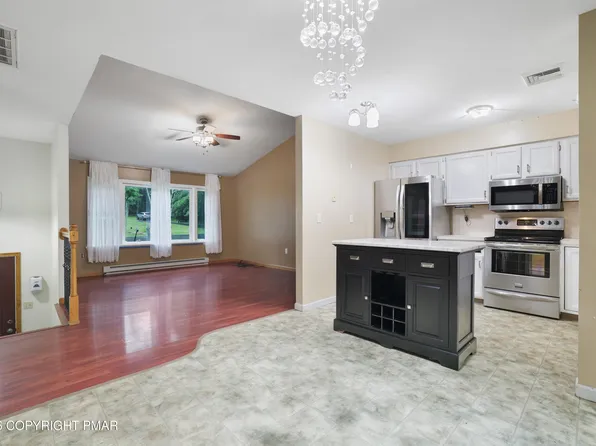 2210 S Rocky Mountain Dr, Effort, PA 18330