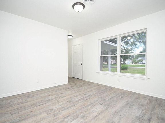 5th image of 4711 Illinois St