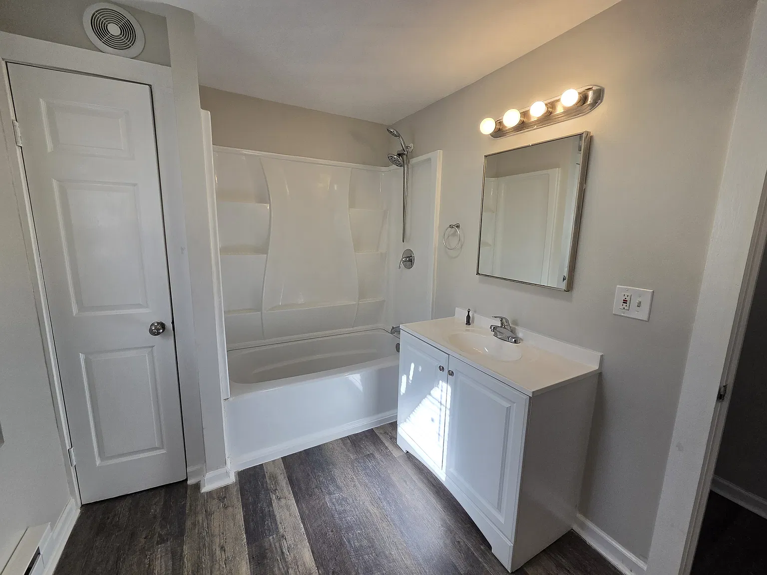 4 bed, 2000 sqft, $2,195 — Photo 3