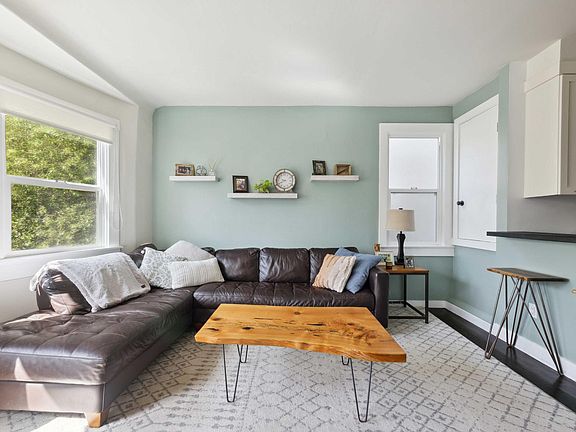 4th image of 77 7th Ave APT C