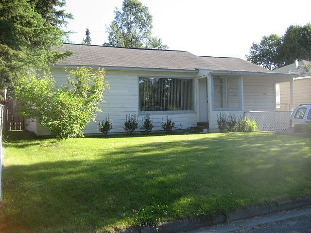 Beautiful front yard! Excellent neighborhood!