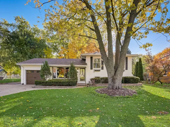 30W165 Allister Ln, Naperville, IL 60563