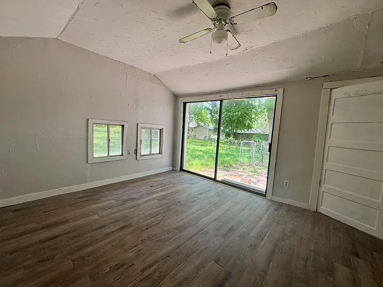 701 N Hackberry St — Photo 9
