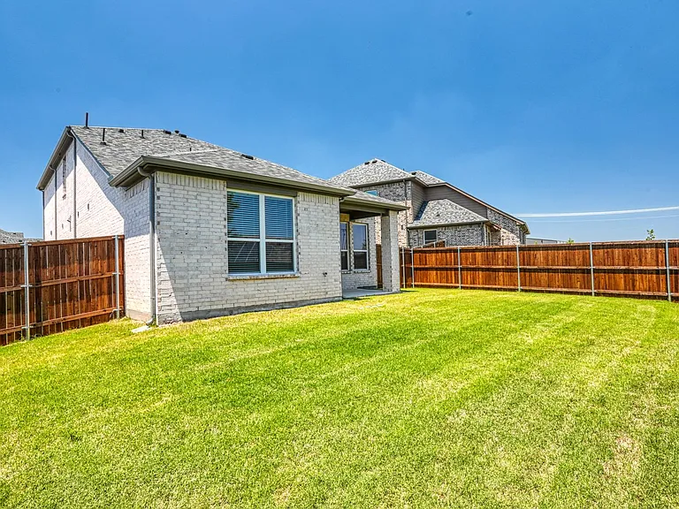 916 Lido Ln — Photo 6