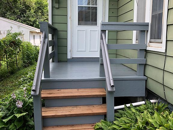 Private entrance on the front side of the house