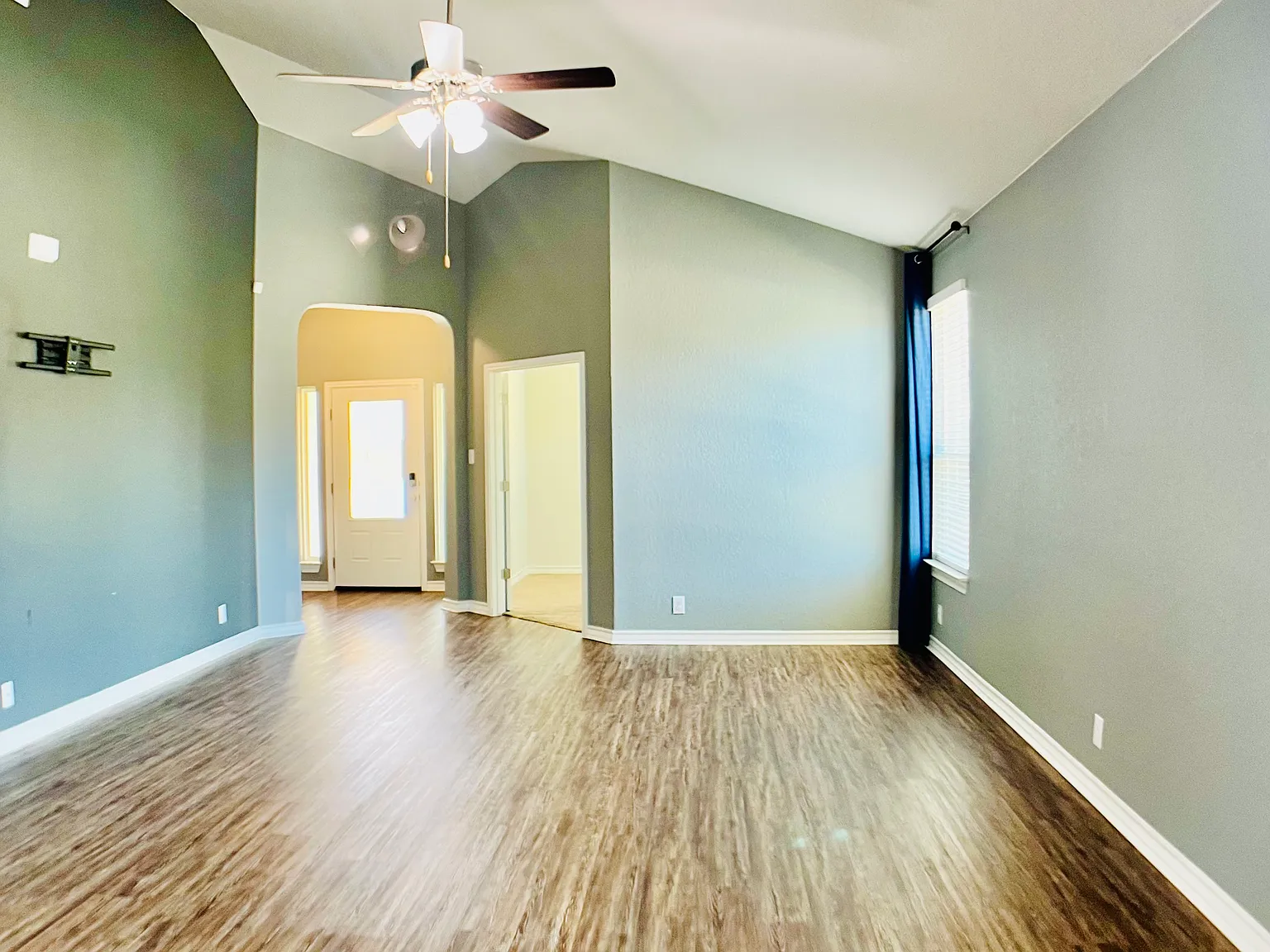 3 bed, 2050 sqft, $1,925 — Photo 4